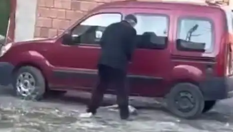 Sokak Ortasında Köpeğe Şiddet Uygulayan Kişi Gözaltına Alındı