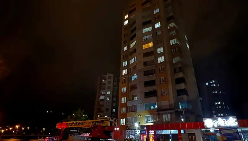 Apartmanın Çatısına Düşen Yıldırım, Korku Dolu Anlara Neden Oldu!
