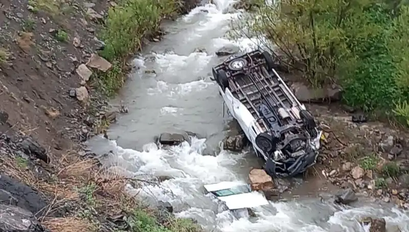 Hakkari’de Minibüs Kazası: Derede Can Pazarı Yaşandı, İki Kişi Hayatını Kaybetti