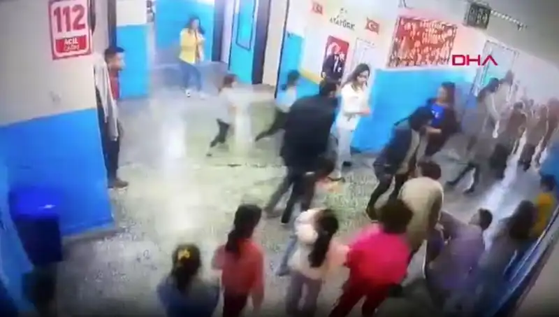 Bayılan Öğrenciyi, Müdür Yardımcısı Hayata Döndürdü: O Anlar Gözler Önünde