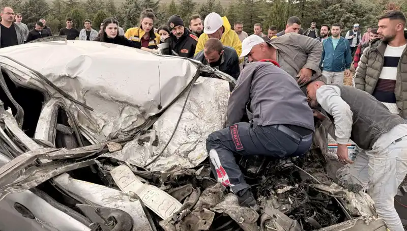 TIR ile Çarpışan Araç, Kağıt Gibi EZİLDİ! Hayret Verici Kaza Detayları