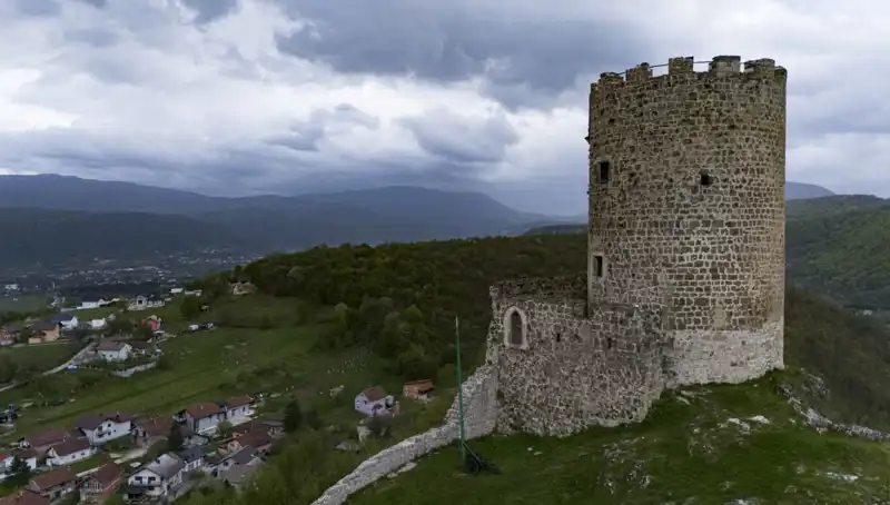 Sokolac Kalesi: Bosna Hersek’in Tarihine Işık Tutan Bir Mücevher