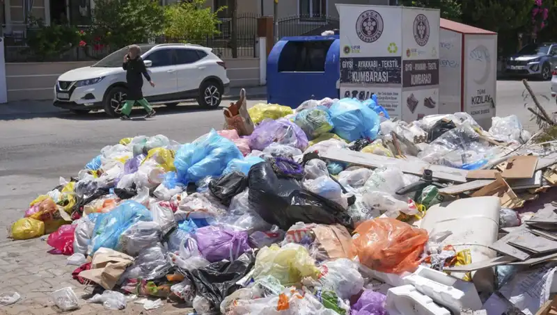 İzmir’in Caddelerinde Çöp Yığınları: Kirlilik Krizi Kapıda mı?