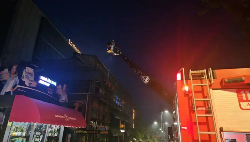 Beşiktaş'ta Üç Katlı Restoranda Korkutan Yangın: İtfaiye Zamanla Yarıştı