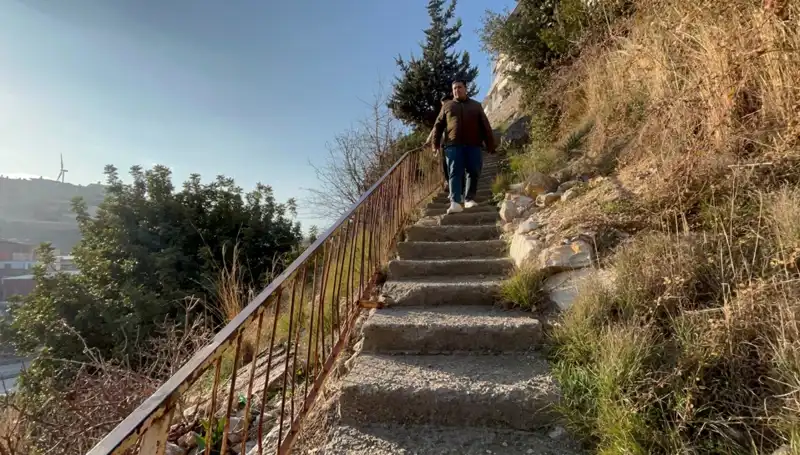 Uçurumun Kenarına İnşa Edilen Yürüyüş Yolu ve Zorlu Merdivenler