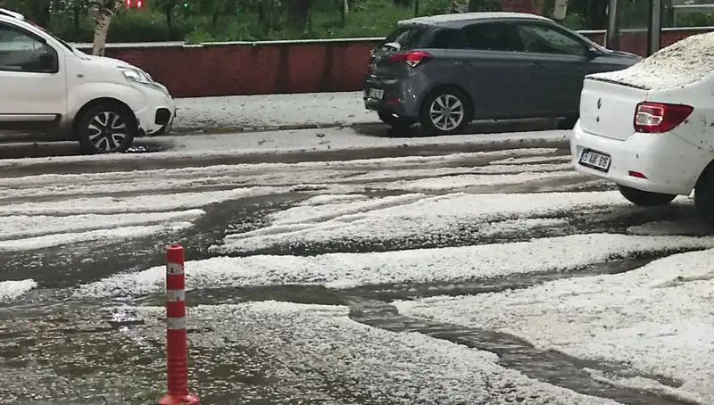 Ardahan'da Dolu Felaketi: Şehir Bembeyaz Bir Manzaraya Dönüştü