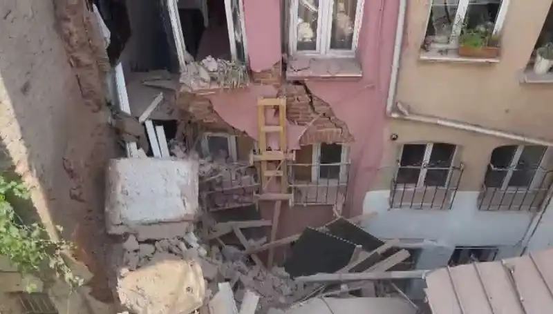 İstanbul’da Üç Katlı Binanın Balkonu Çöktü, Korku Dolu Anlar Yaşandı!