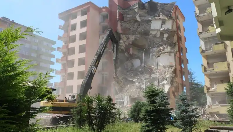 Dalgaların Gücüyle Yıkılan İki Bina: Deprem Yerine Dalgalar Etkili Oldu
