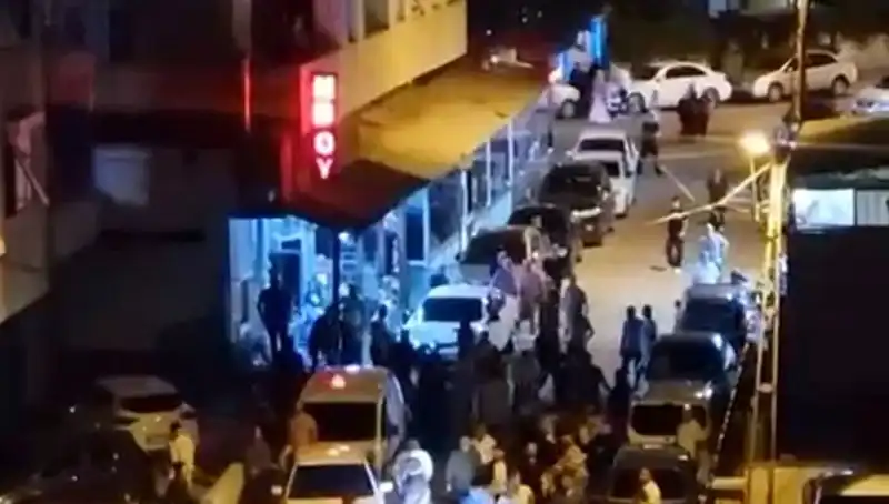 Düğün Eğlencesi Yerini Kaosa Bıraktı: Kalabalığa Arabayla Daldı!