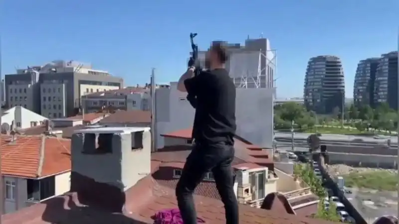 İstanbul’da Gizemli Operasyon: Çatıda Yakalanan Şüpheliler ve Bacadan AK-47 Çıktı