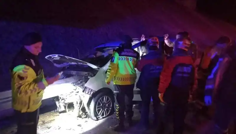 Bariyer, Otomobile Saplandı: Korkunç Kaza Sonrası 4 Yaralı