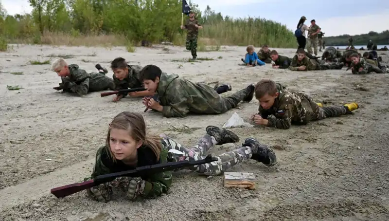 Rusya'da 8 Yaşındaki Çocuklar Askeri Eğitime Tabii Tutuluyor