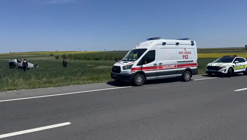 Edirne'de Otomobil Kazası: Sürücü ve Eşi Devrilen Araçta Yaralandı