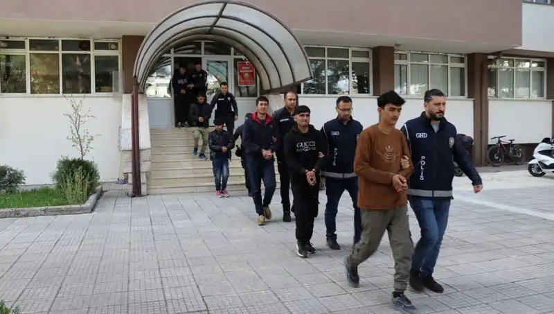 Düzensiz Göçmenlere Yönelik Operasyon: 21 Kişi Yakalandı