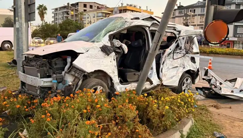 Antalya'da Midibüs ve Hafif Ticari Araç Çarpıştı, 6 Kişi Yaralandı