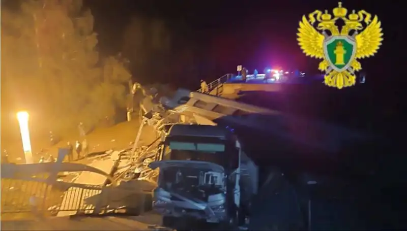 Rusya'da Feci Kaza: Köprü Tren Üzerine Çöktü, Hayatlar Kayıp!