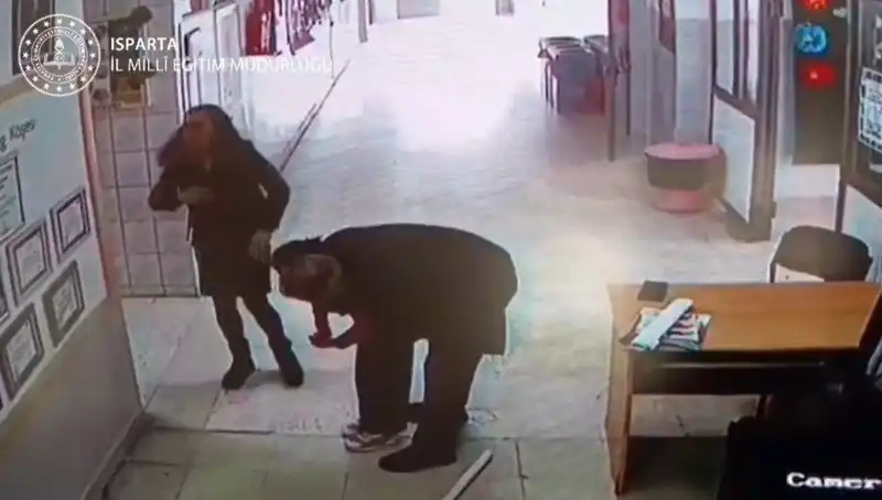 İlginç Bir Kahramanlık: Öğretmen Heimlich Manevrası ile Öğrencisini Kurtardı!