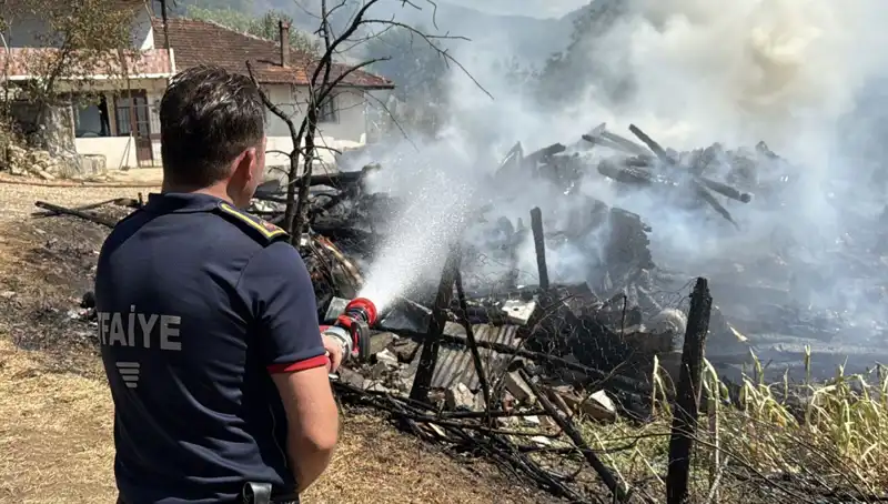 Evdeki Yangın, Ormanlık Alana Sıçradı: Ekipler İlgili Mücadeleye Devam Ediyor