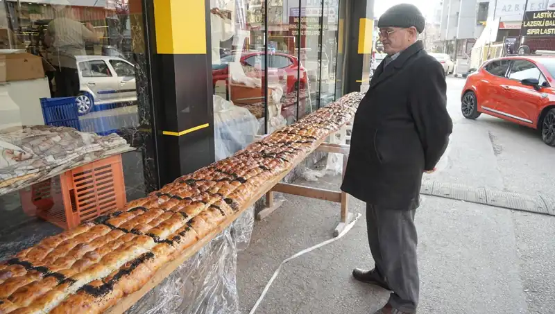 7 Metre Uzunluğundaki Pide, 8 Kişilik Takım Tarafından 2 Saatte Hazırlandı!