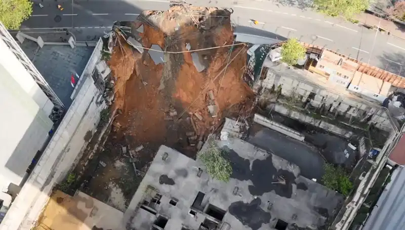 Sarıyer'de Yol Çökmesi: Cadde Traficine Kapatıldı, Olayın Sebebi Ne?