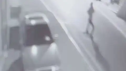 Sokak Ortasında Patlayan El Yapımı Patlayıcı Herkesi Şaşırttı!