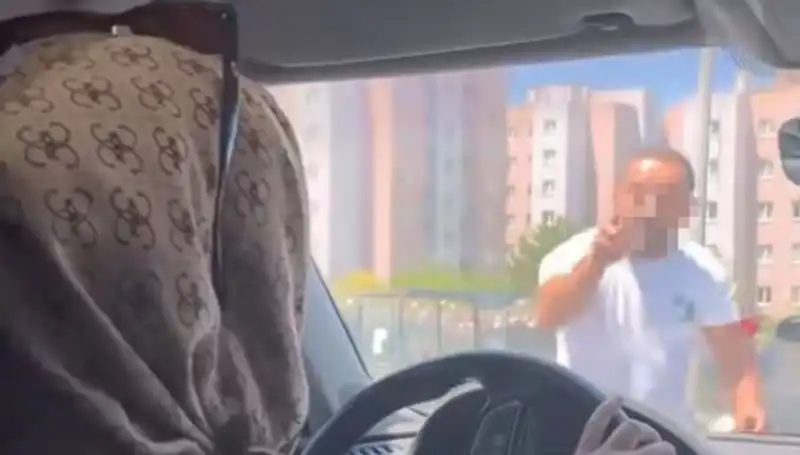Trafikte Şok Anlar: Aracın Camını Yumruklayan Şahıs Dehşet Saçtı