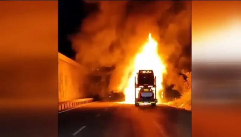 Otomobil Yüklü Tırda Yangın Çıktı: 8 Araç Kül Oldu!
