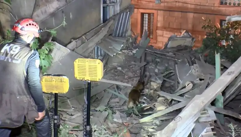 İstanbul'da Deprem Sonrası Gergin Anlar: Çöken Bina Korkuttu