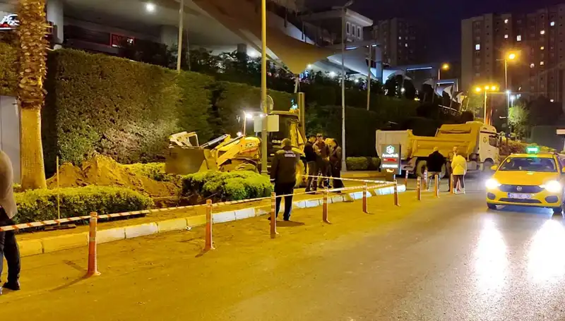AVM Girişinde Doğalgaz Paniği: Müşteriler Tahliye Edildi