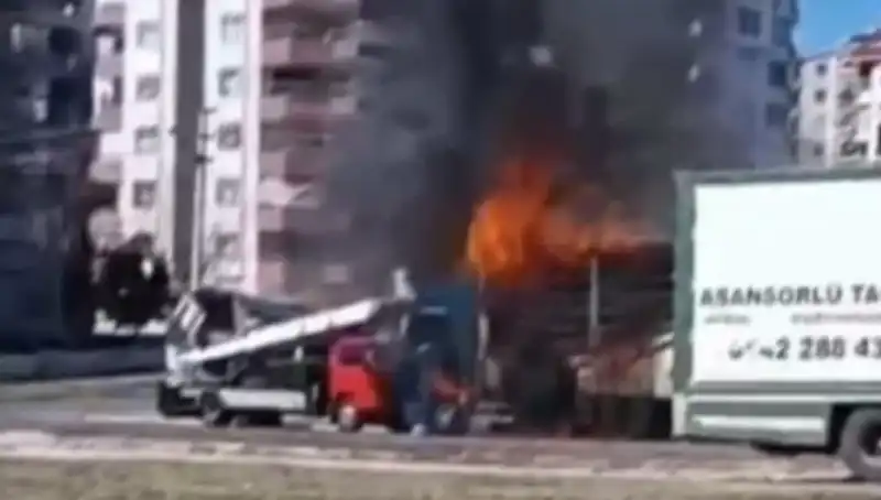 Alev Alev Yanan TIR, Göz Açıp Kapayıncaya Kadar Kül Oldu