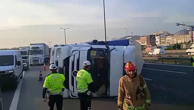 Pendik TEM Otoyolu'nda TIR Devrildi, İstanbul Yolu Trafiği Kilitlendi