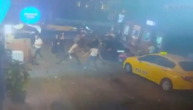 Beyoğlu'nda Kızgın Kavga: Laf Atma Nedeniyle Kanlı Savaş