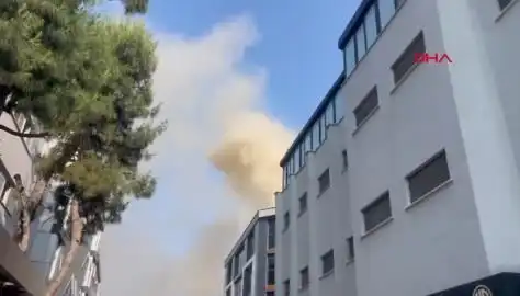 İstanbul’da 4 Katlı İş Merkezinde Çıkan Yangın Panik Yaratıyor