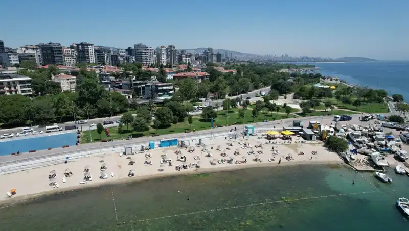 İstanbul’un Sıcak Havası, Caddebostan Sahilini Dolup Taşırdı