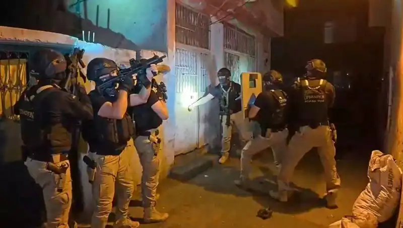 İstanbul'da DAEŞ Operasyonu: 18 Kişi Gözaltına Alındı, Terör Ağı Çökerildi
