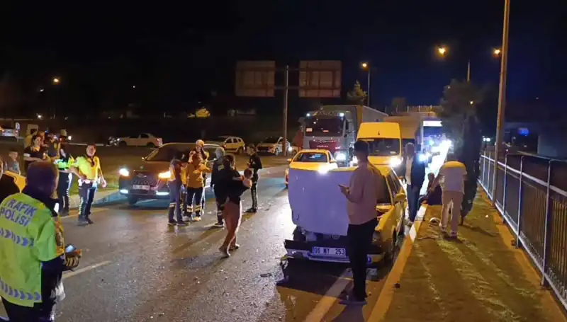 Otoyolda Yaşanan Kuralsız Geri Dönüş Kazasında İkisi Çocuk Dört Kişi Yaralandı