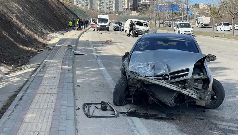Otomobil Kazasında Can Kaybı: Minibüse Çarpan Araçta Feci Anlar