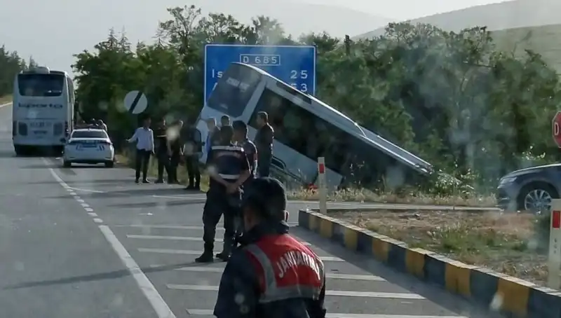 Isparta’da Feci Kaza: Tur Otobüsü ve Yolcu Otobüsü Çarpıştı, Yaralılar Ortaya Çıktı