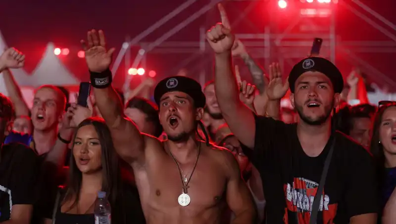 Thompson Konserinde Şok Eden Nazi Selamı Skandalı