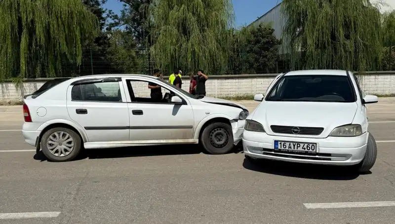 İki Otomobil Çarpıştı: Kazada İki Yaralı Şoku!