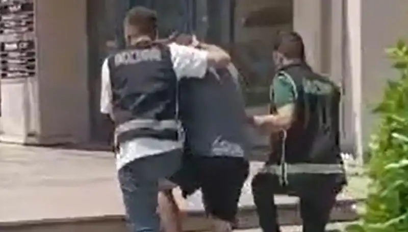Sahte Dolarla Alışveriş Yapan Turist Sınır Dışı Edildi: Olayın Ayrıntıları