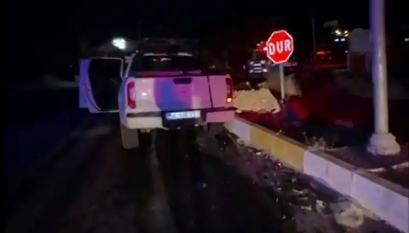 İzmir'de Kamyonet ve Hafif Ticari Araç Çarpıştı: 7 Yaralı