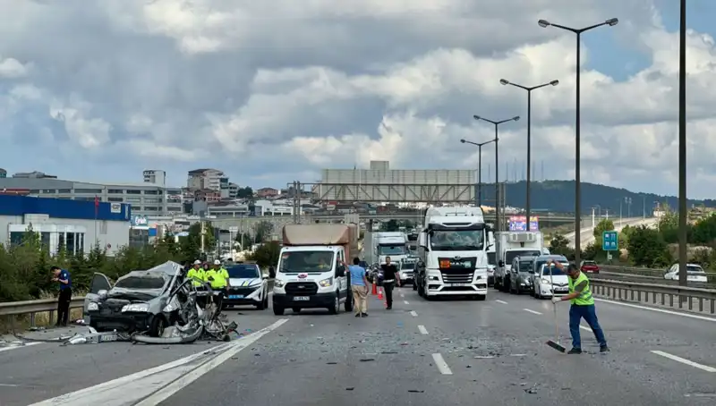Otoyolda Büyükkaza: Üç Kişi Araçta Sıkıştı, Trafik Durdu!