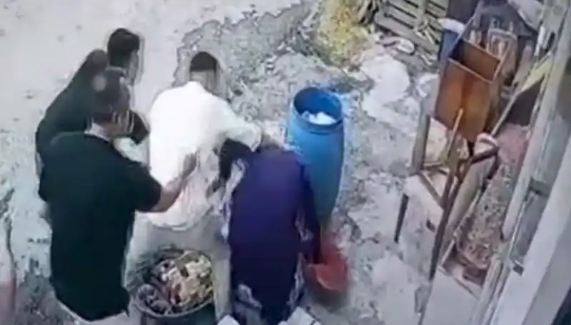 Başakşehir'de Baba ve Oğlu Bidon Yüzünden 58 Yaşındaki Kadını Darbetti